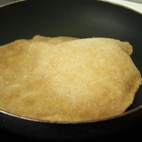 Krok 4 - Tortilla orkiszowa z kurczakiem, warzywami i dipem jogurtowym foto