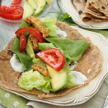 Krok 6 - Tortilla orkiszowa z kurczakiem, warzywami i dipem jogurtowym foto