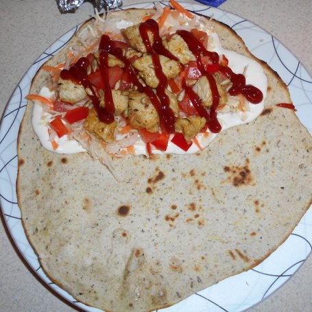 Krok 10 - Tortilla pszenno- żytnia z ziołami foto