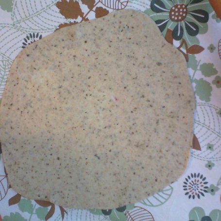 Krok 7 - Tortilla pszenno- żytnia z ziołami foto