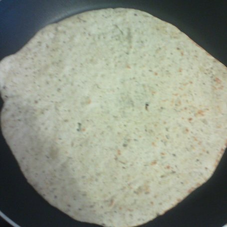 Krok 8 - Tortilla pszenno- żytnia z ziołami foto