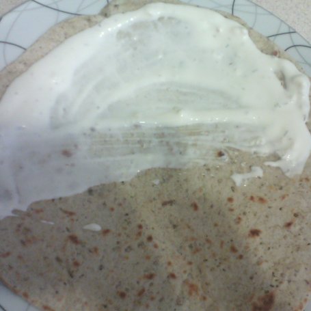 Krok 9 - Tortilla pszenno- żytnia z ziołami foto