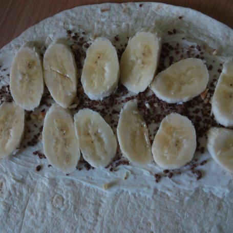 Krok 3 - Tortilla z bananem, orzechami i czekoladą foto