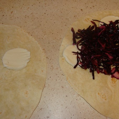 Krok 4 - Tortilla z czerwoną kapustą foto