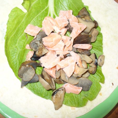 Krok 6 - Tortilla z grzybami ,łososiem i warzywami foto