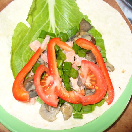 Krok 7 - Tortilla z grzybami ,łososiem i warzywami foto