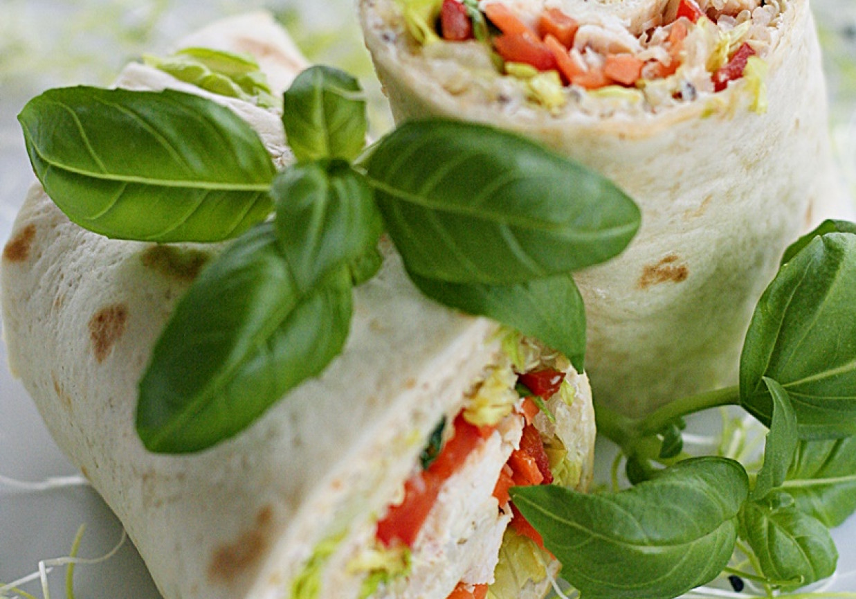 Tortilla z komosą ryżową, kurczakiem i warzywami foto