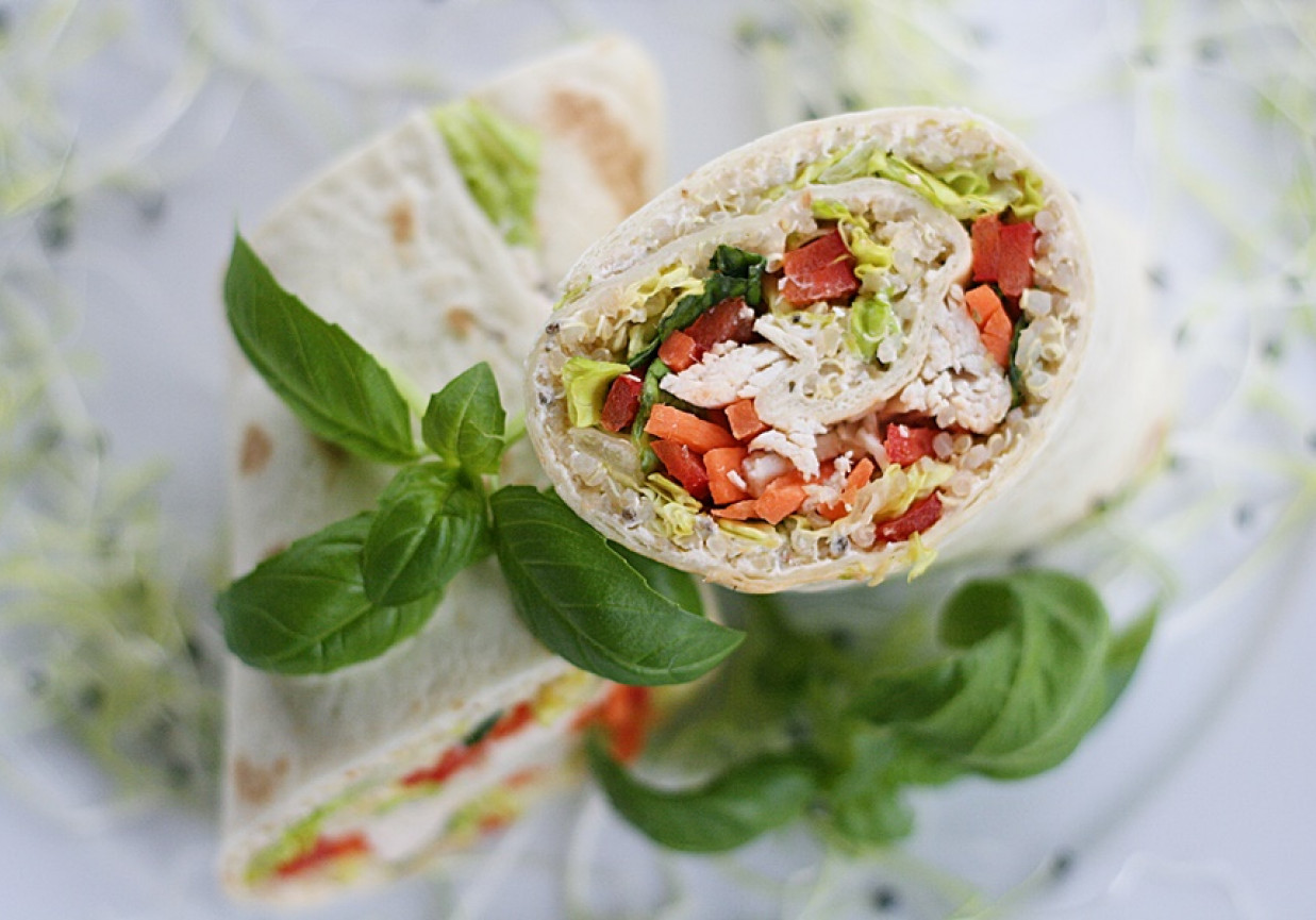 Tortilla z komosą ryżową, kurczakiem i warzywami foto