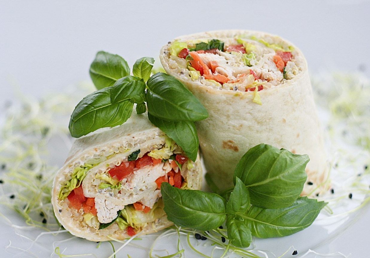 Tortilla z komosą ryżową, kurczakiem i warzywami foto