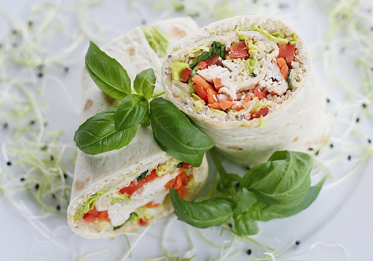 Tortilla z komosą ryżową, kurczakiem i warzywami foto