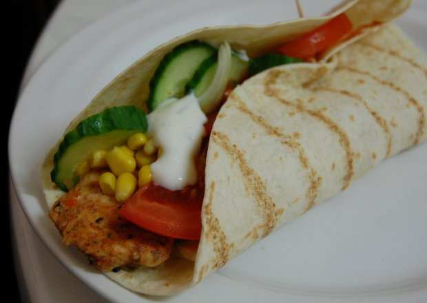 Fotografia przedstawiająca Tortilla z kurczakiem i warzywami