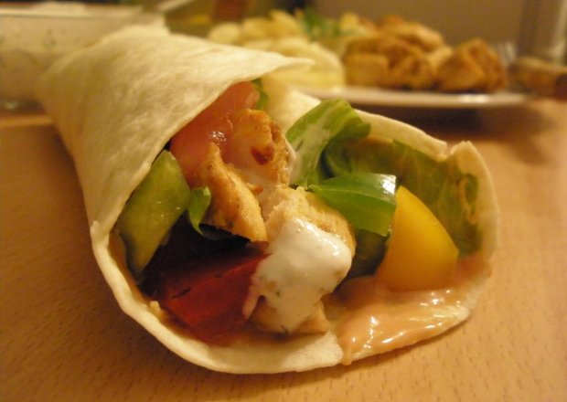 Fotografia przedstawiająca Tortilla z kurczakiem i warzywną sałatką