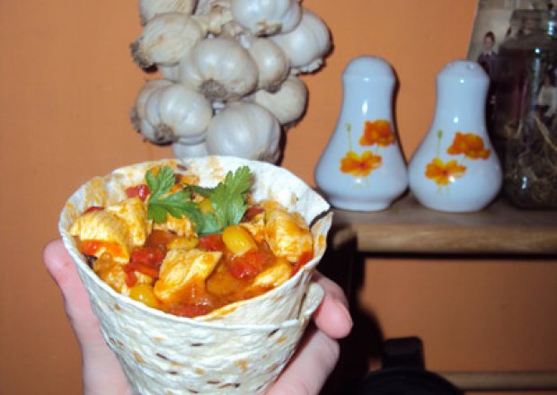 Fotografia przedstawiająca TORTILLA  z kurczakiem, pomidorami i kukurydzą