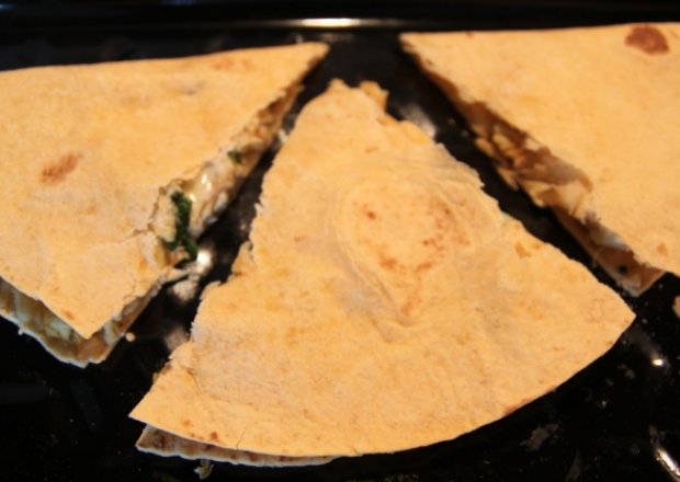 Fotografia przedstawiająca Tortilla z kurczakiem, szpinakiem i serem