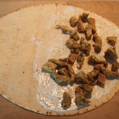 Krok 1 - Tortilla z kurczakiem, szpinakiem i serem foto