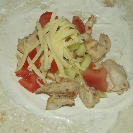 Krok 10 - Tortilla z kurczakiem. foto