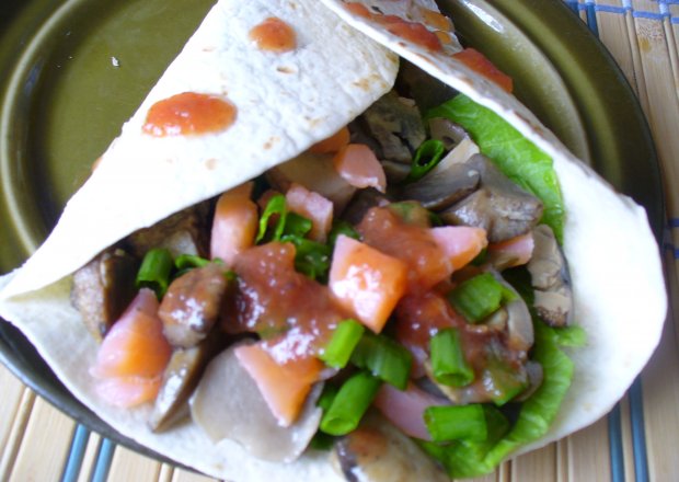 Fotografia przedstawiająca Tortilla z łososiem  i grzybami