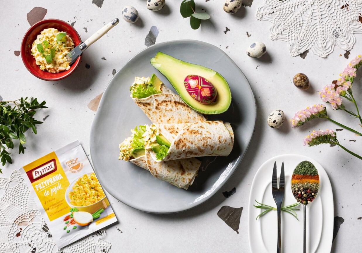 Tortilla z pastą jajeczną - awokado foto