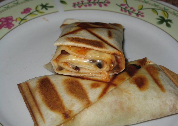 Fotografia przedstawiająca Tortilla z pieczarkami i serem