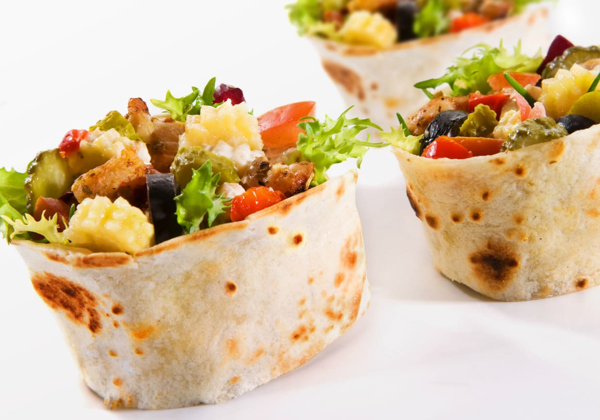 Tortilla z pikantnym kurczakiem i warzywami foto