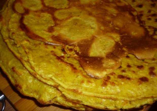 Fotografia przedstawiająca tortilla z razowych naleśników z kurkumą