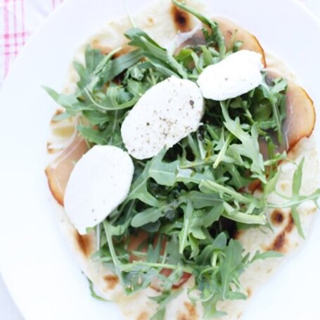 Krok 2 - Tortilla z rukolą, mozzarella i szynką foto