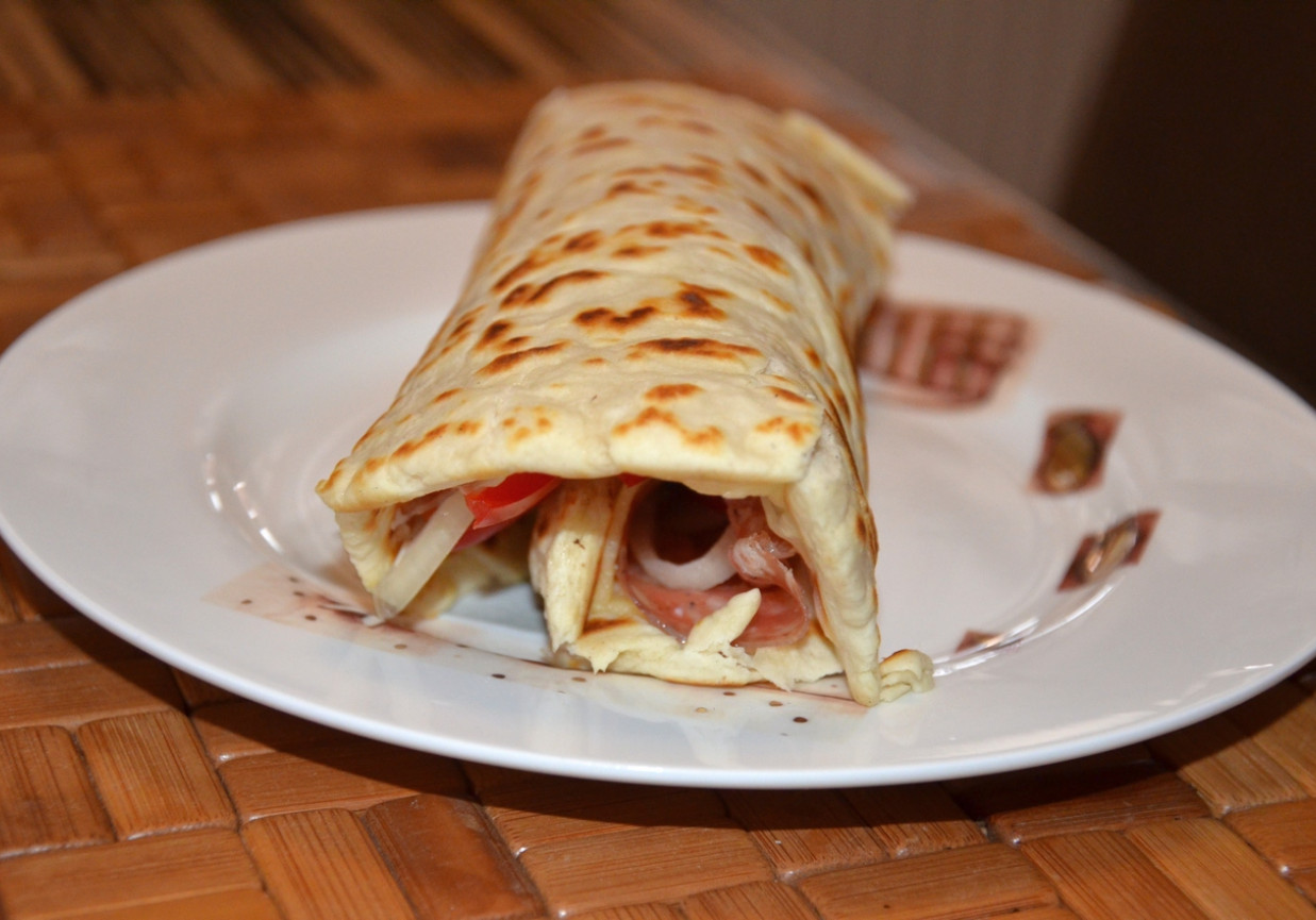 Tortilla z serem mozarella, salami i papryką DoradcaSmaku.pl