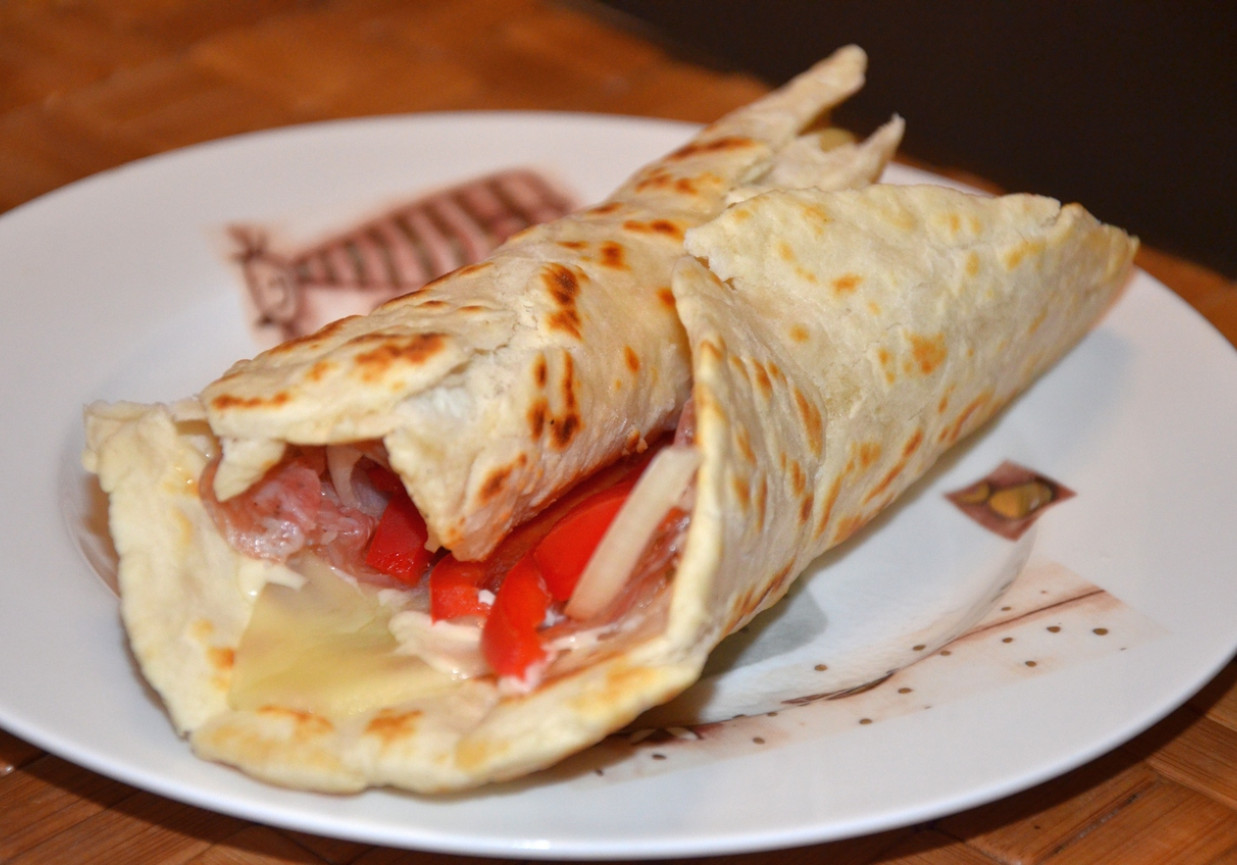 Tortilla z serem mozarella, salami i papryką DoradcaSmaku.pl