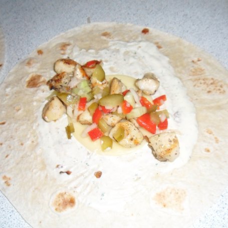 Krok 5 - Tortilla z sosem czosnkowym i kurczakiem foto