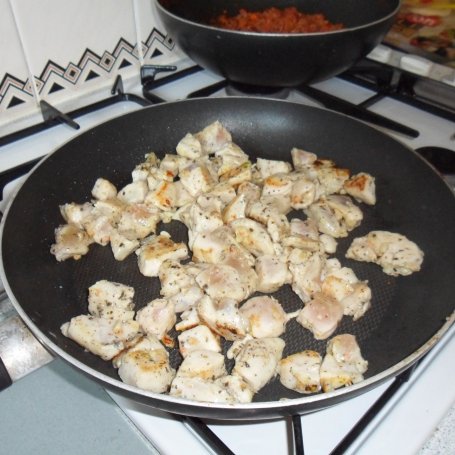 Krok 2 - Tortilla z sosem czosnkowym i kurczakiem foto