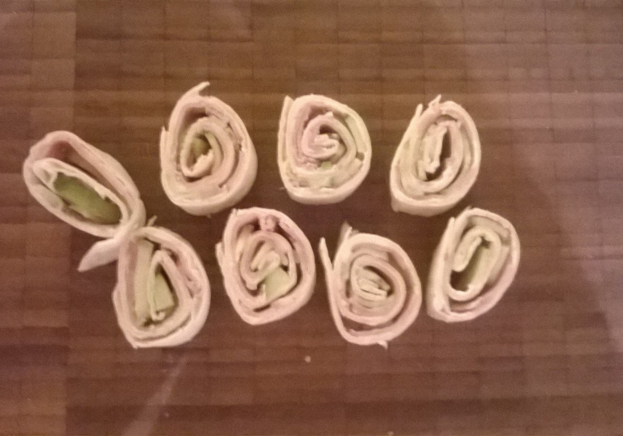 Tortilla z szynką i ogórkiem foto