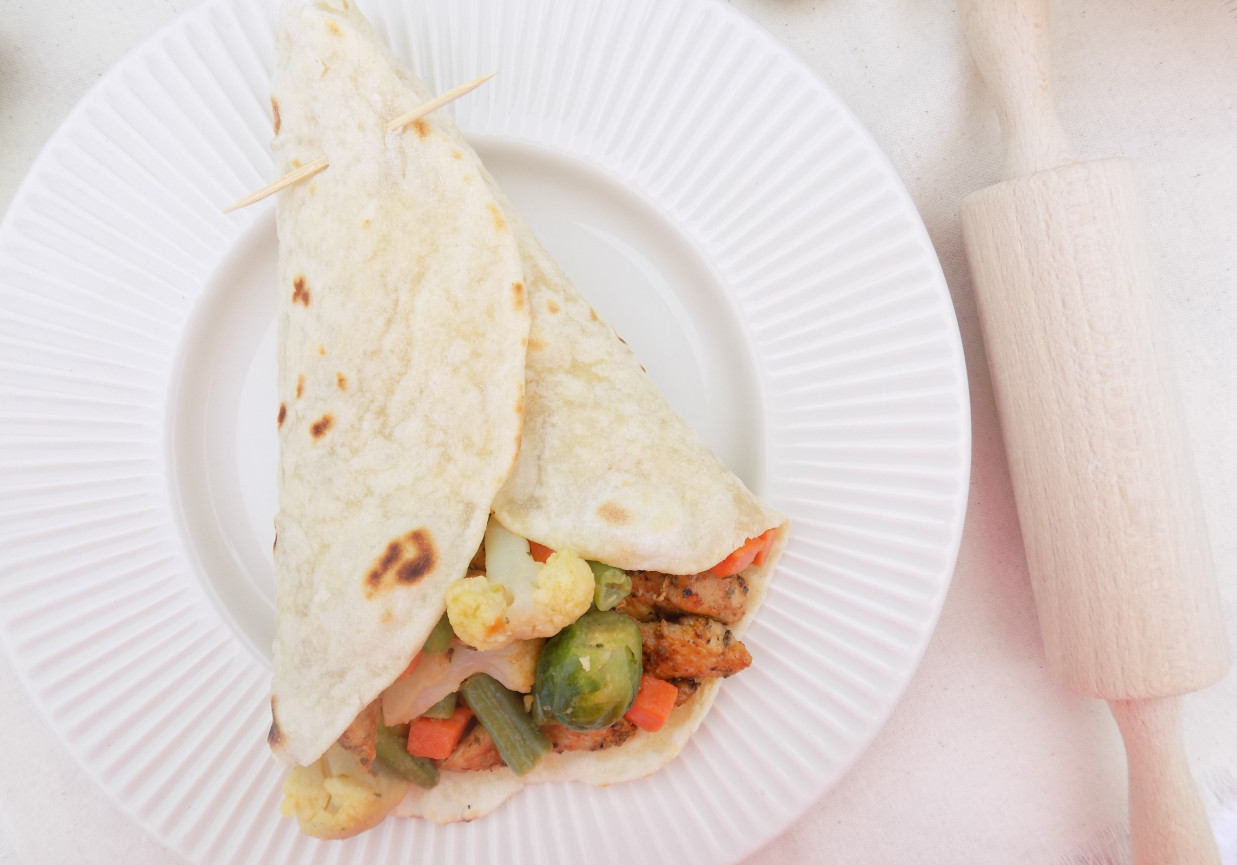 Tortilla z warzywami i kurczakiem foto
