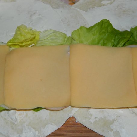 Krok 3 - Tortilla z żółtym serem, szynką, ogórkiem i papryką foto