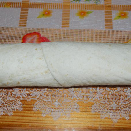 Krok 5 - Tortilla z żółtym serem, szynką, ogórkiem i papryką foto