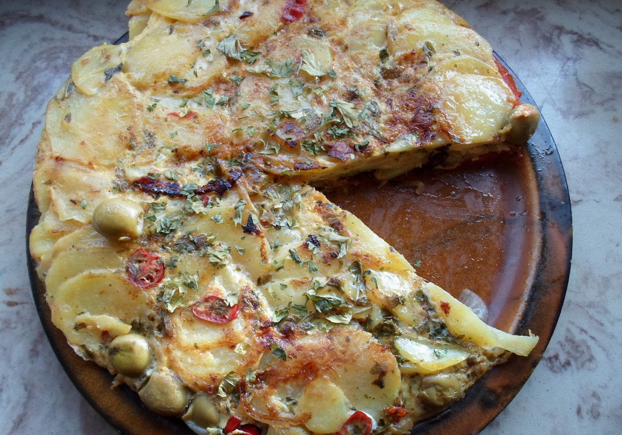 Tortilla ziemniaczana z pomidorami i oliwkami foto