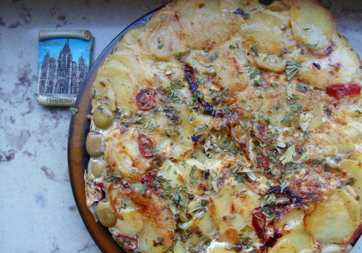 Tortilla ziemniaczana z pomidorami i oliwkami foto