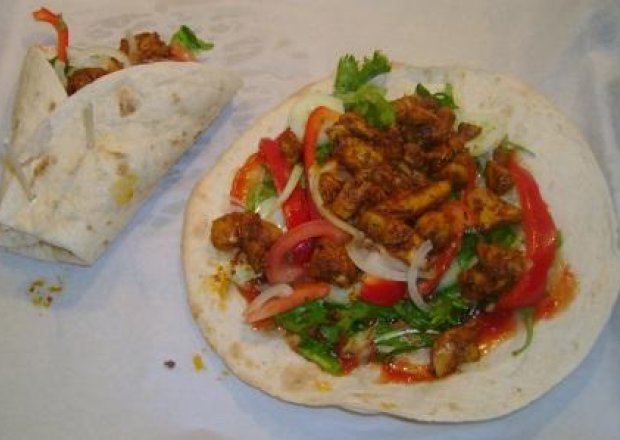 Fotografia przedstawiająca tortilla-domowy kebab