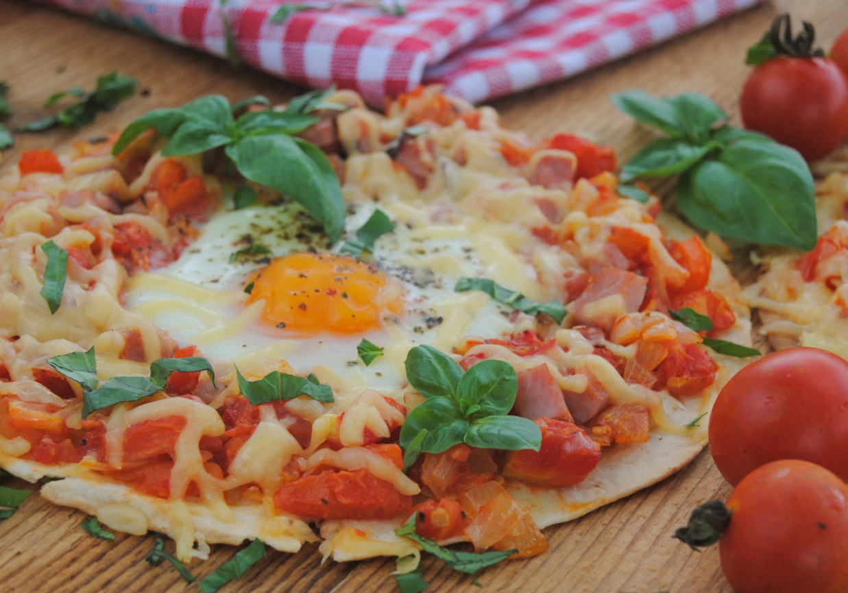 Tortille z jajkiem i pomidorową salsą foto