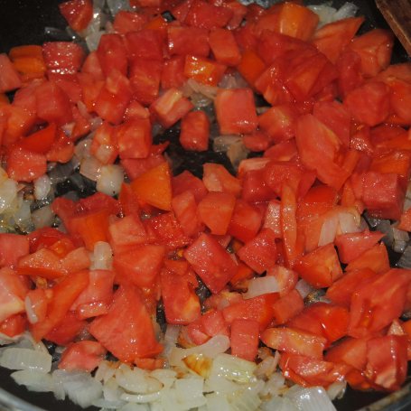 Krok 2 - Tortille z jajkiem i pomidorową salsą foto
