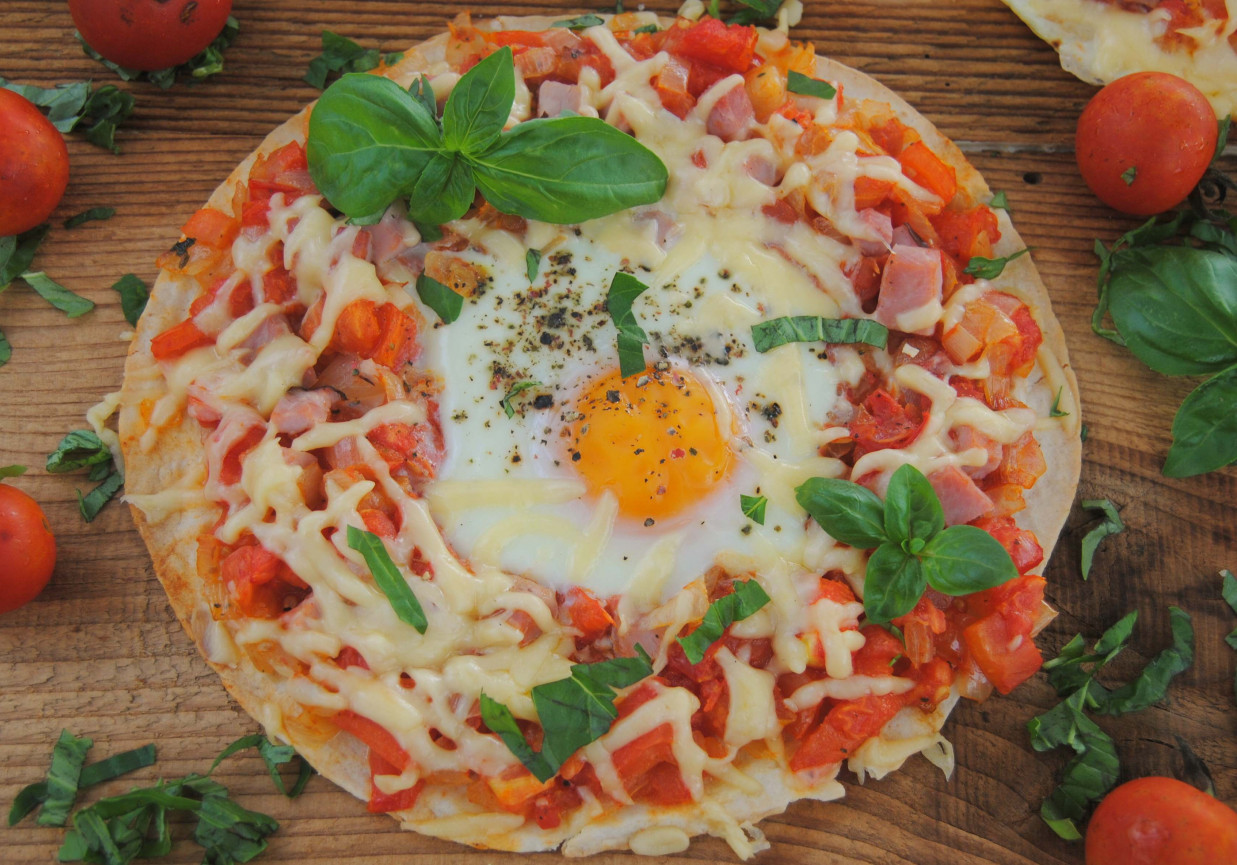 Tortille z jajkiem i pomidorową salsą foto
