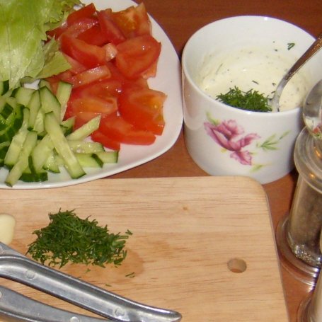 Krok 2 - TORTILLE Z KURCZAKIEM I WARZYWAMI Z SOSEM CZOSNKOWO-KOPERKOWYM foto