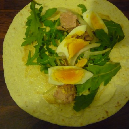 Krok 4 - Tortille z rukolą, jajkiem i tuńczykiem foto