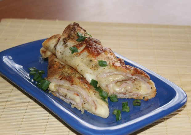 Fotografia przedstawiająca Tortille zapiekane z szynką i serem