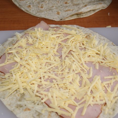Krok 3 - Tortille zapiekane z szynką i serem foto