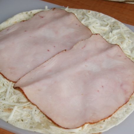 Krok 2 - Tortille zapiekane z szynką i serem foto