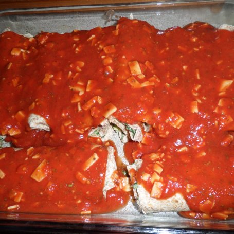 Krok 5 - Tortille ze szpinakiem polane sosem pomidorowym foto