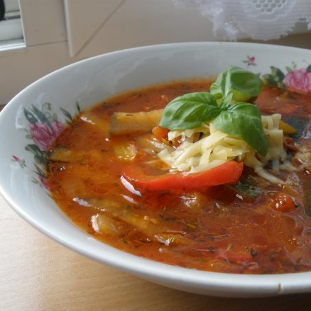 Krok 7 - Toskańska zupa pomidorowa z bakłażanem, cukinią i papryką foto
