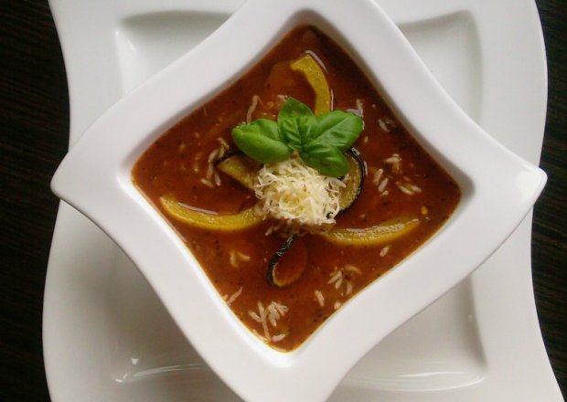 Fotografia przedstawiająca Toskańska zupa pomidorowa z bakłażanem, cukinią i papryką