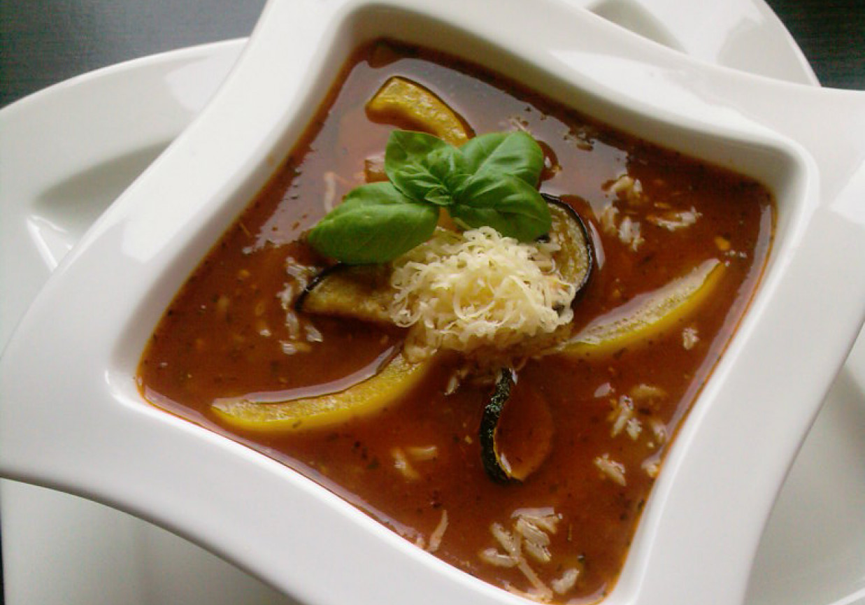 Toskańska zupa pomidorowa z bakłażanem, cukinią i papryką foto