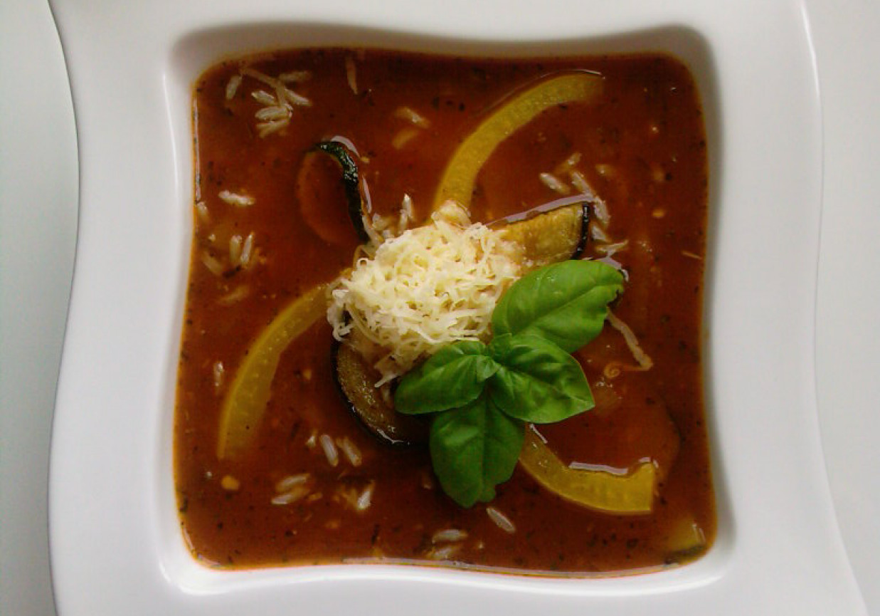 Toskańska zupa pomidorowa z bakłażanem, cukinią i papryką foto